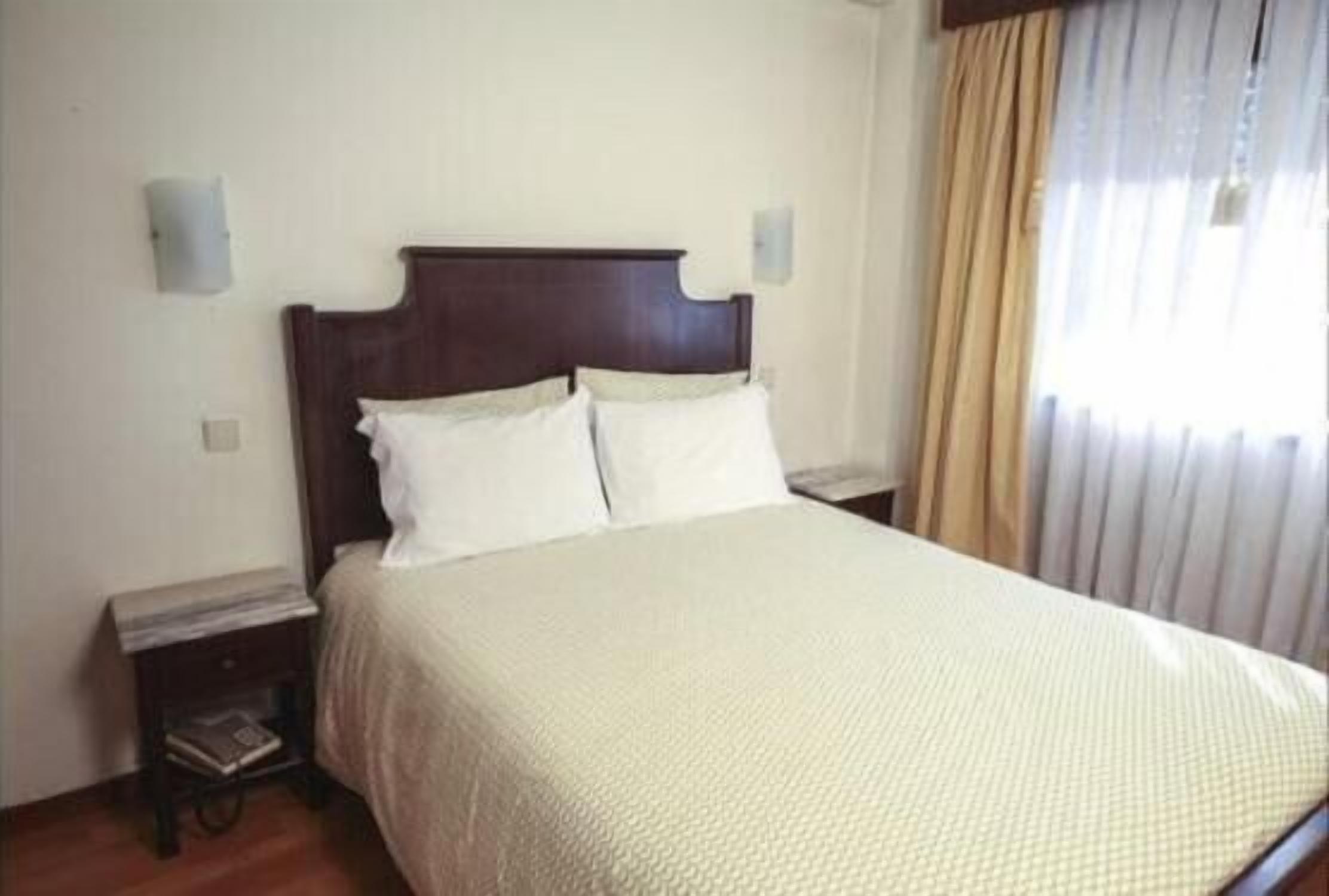 single room | free wifi, bed sheets