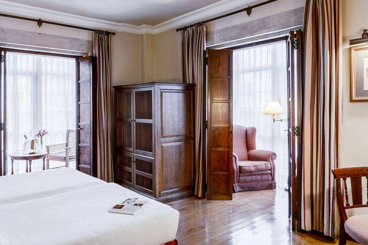 Premium bedding, down duvets, minibar, in-room safe