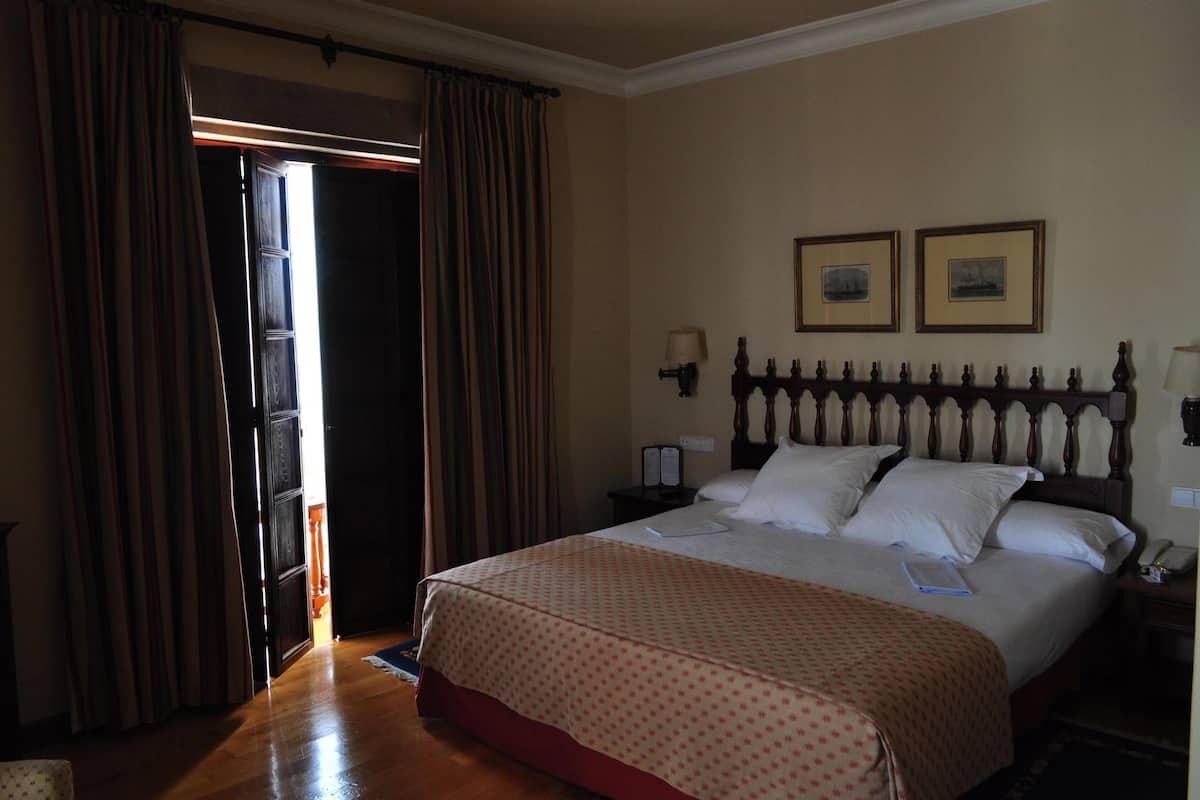 Premium bedding, down comforters, minibar, in-room safe