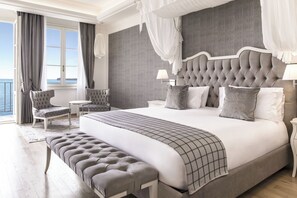 Deluxe Room, Lake View with balcony or garden access | ملاءات للفراش لا تسبب الحساسية وألحفة محشوة بالريش وميني بار