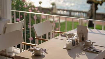 Café da manhã e jantar