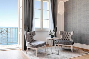 Deluxe Room, Lake View with balcony or garden access | 防过敏的被褥、羽绒被、迷你吧、客房内保险箱