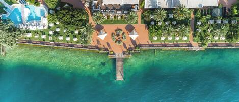 Vista frontal de la propiedad