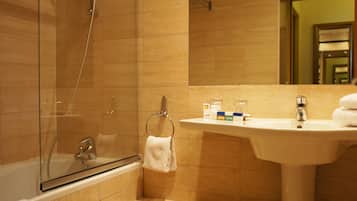 Ropa de cama de alta calidad y caja de seguridad en la habitaciĂłn
