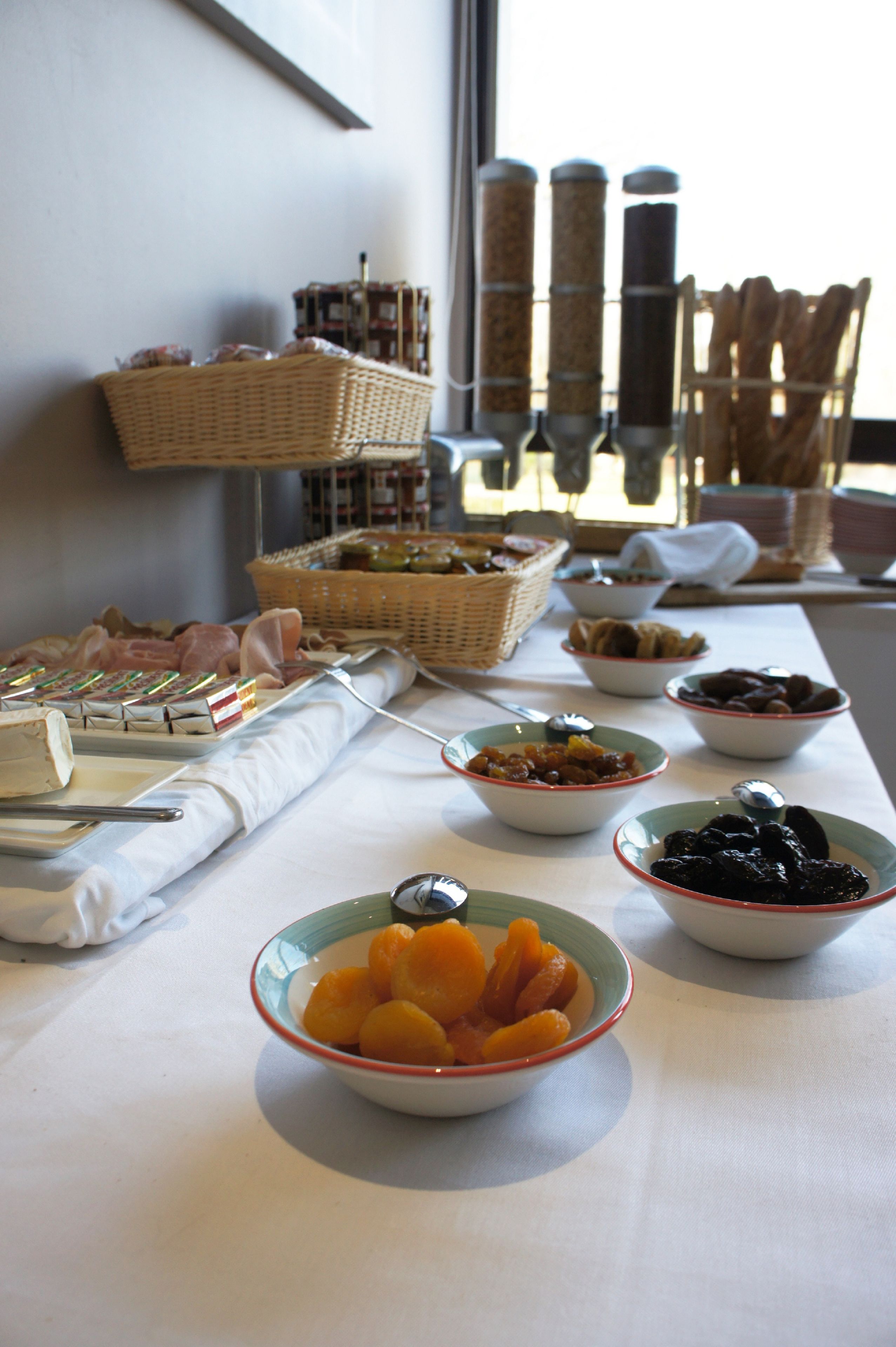 Una mesa de bufé con diversos alimentos y utensilios.