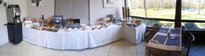 Tägliches Frühstücksbuffet (13.90 EUR pro Person)