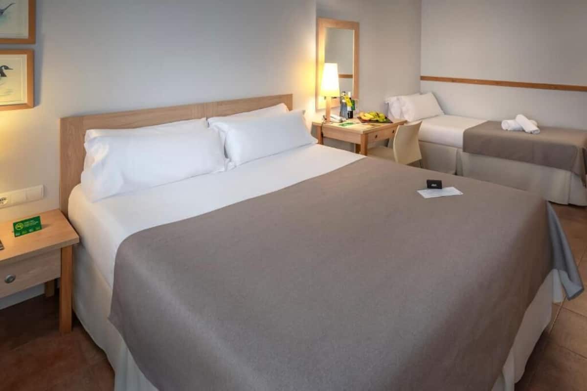 In-room safe, desk, laptop workspace, soundproofing