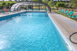 Piscine couverte, piscine extérieure, chaises longues