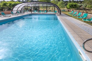 Piscina interna, piscina externa, espreguiçadeiras