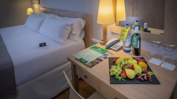 Caja fuerte, escritorio, espacio para trabajar con un portátil