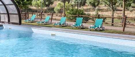 Inomhuspool, utomhuspool och solstolar