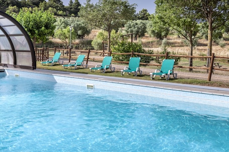 Una piscina techada, una piscina al aire libre