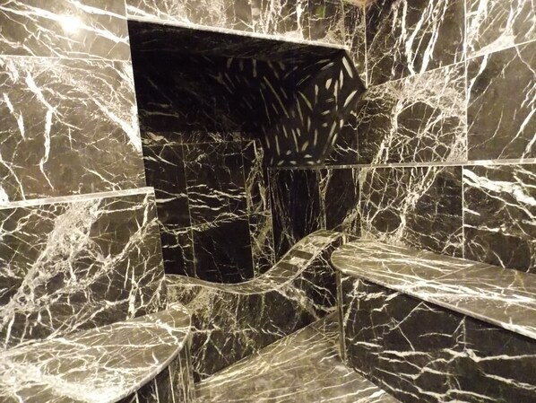 A bathroom with black marble tiles and a central sink area. - Riad Dar Bounouar (Marrakech)