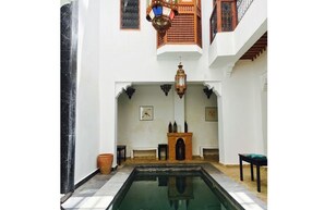 Una piscina al aire libre, sillones reclinables de piscina