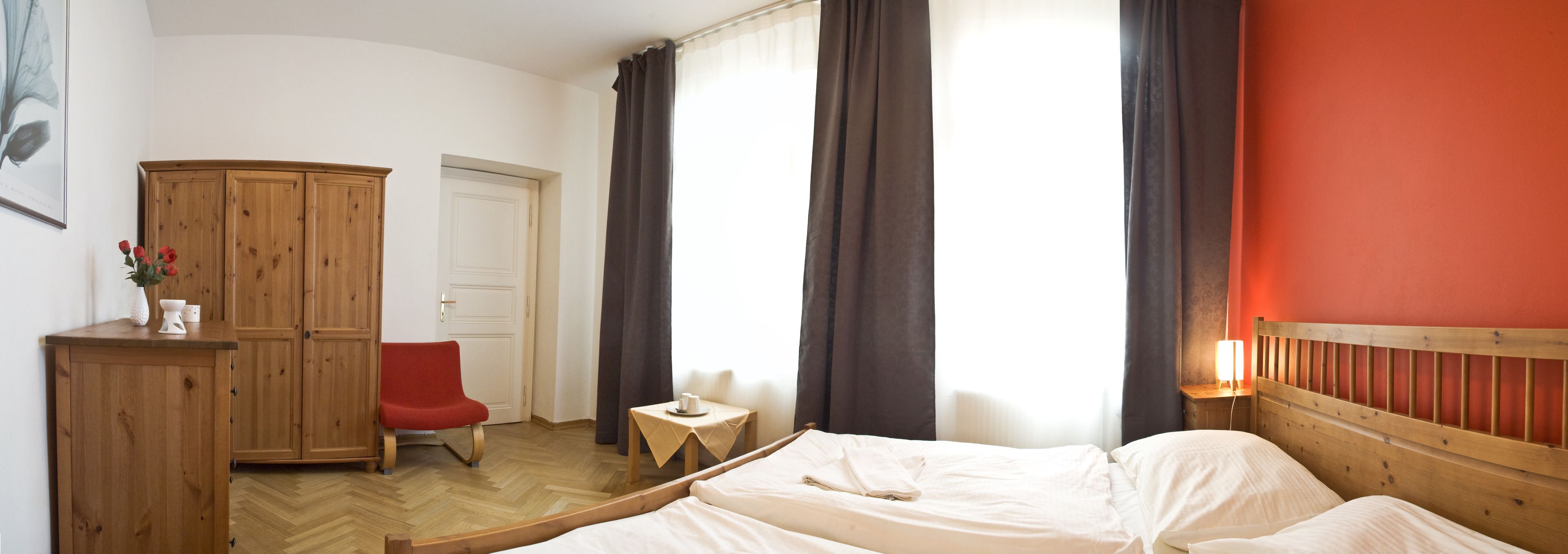 Standard-Doppelzimmer, eigenes Bad | Daunenbettdecken, Zimmersafe, Bügeleisen/Bügelbrett