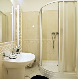 Standard Triple Room, 1 Bedroom | Bathroom | Shower, hair dryer, towels, soap - Ai Quattro Angeli (Prague)