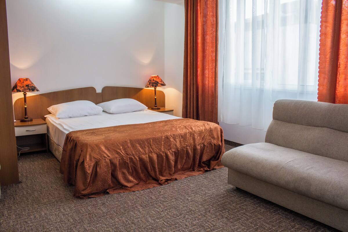 Ropa de cama hipoalergénica, minibar, escritorio y cortinas blackout
