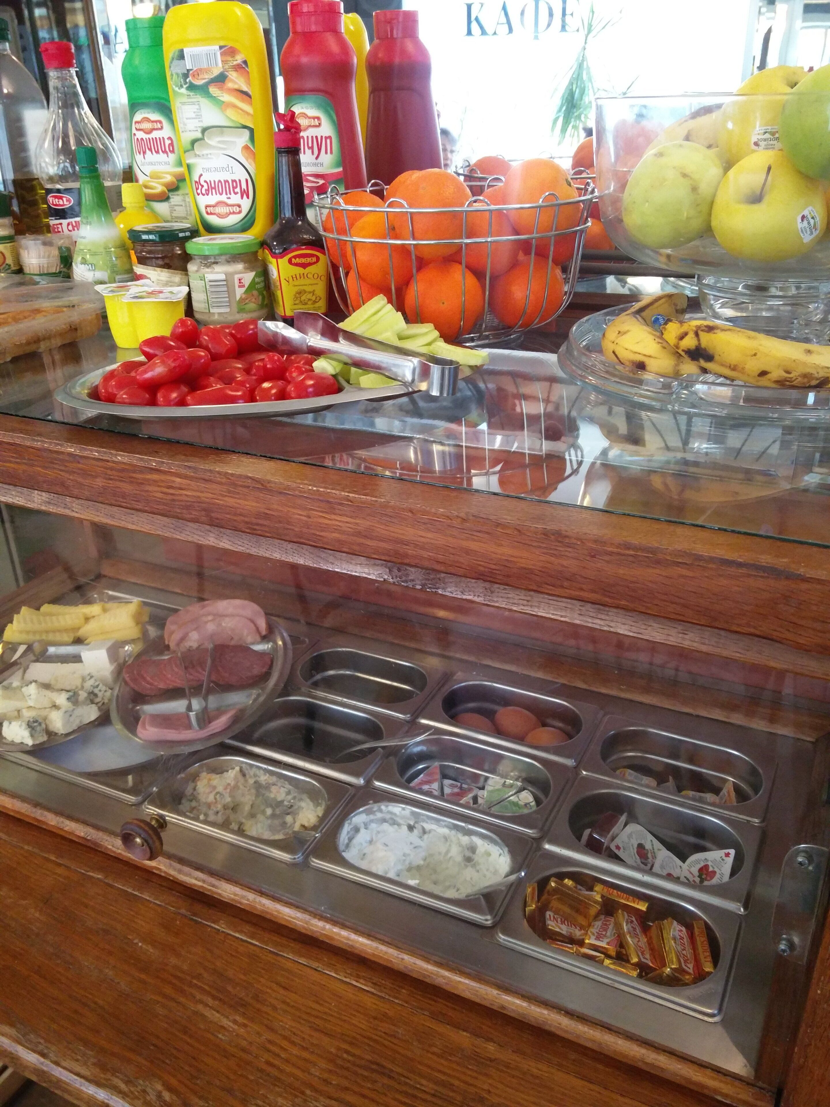 فطور كامل يوميًا بتكلفة قدرها (5 EUR للشخص)