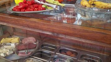 Petit déjeuner complet (5 EUR par personne)