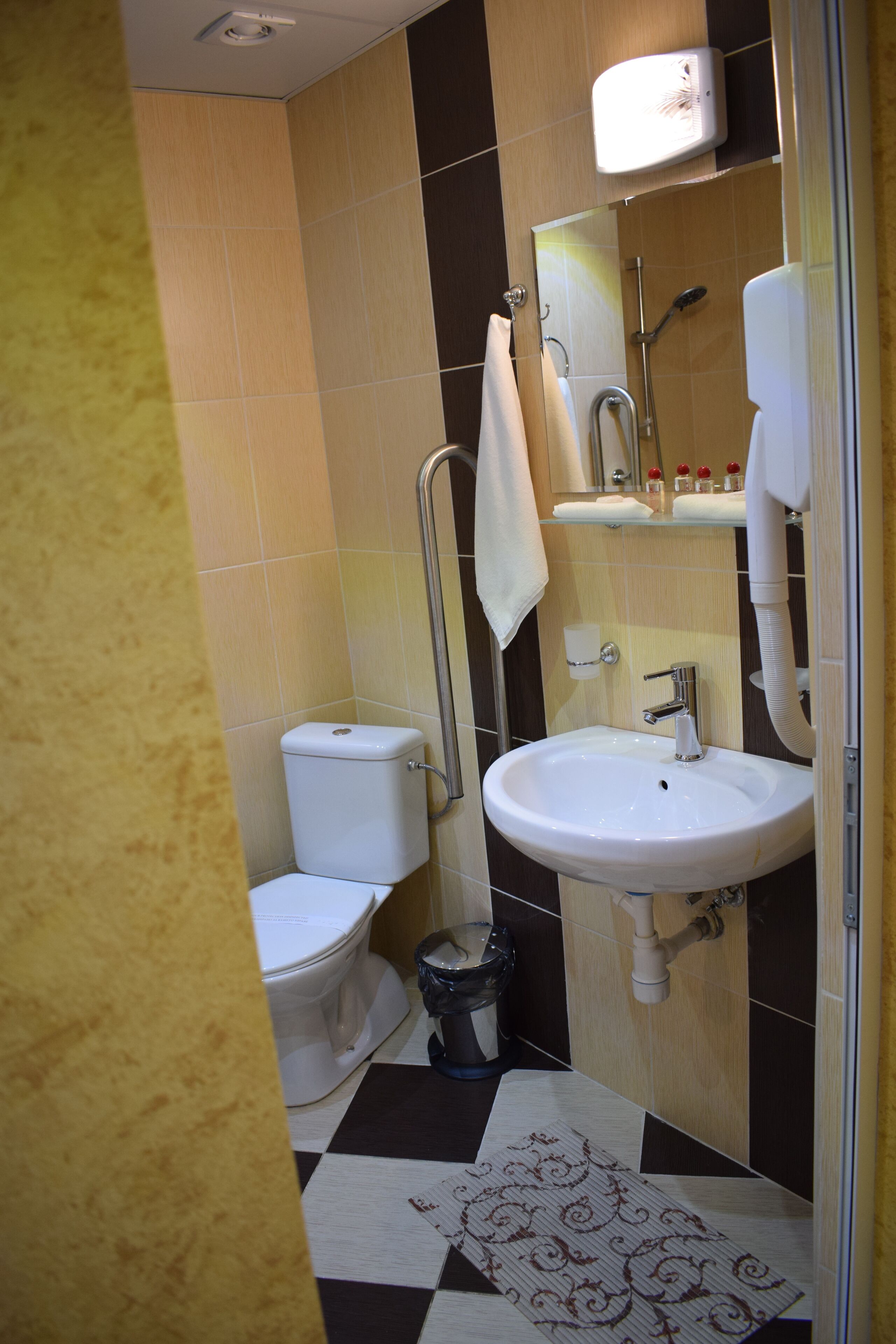 Un bagno con il water, un lavandino e una doccia.
