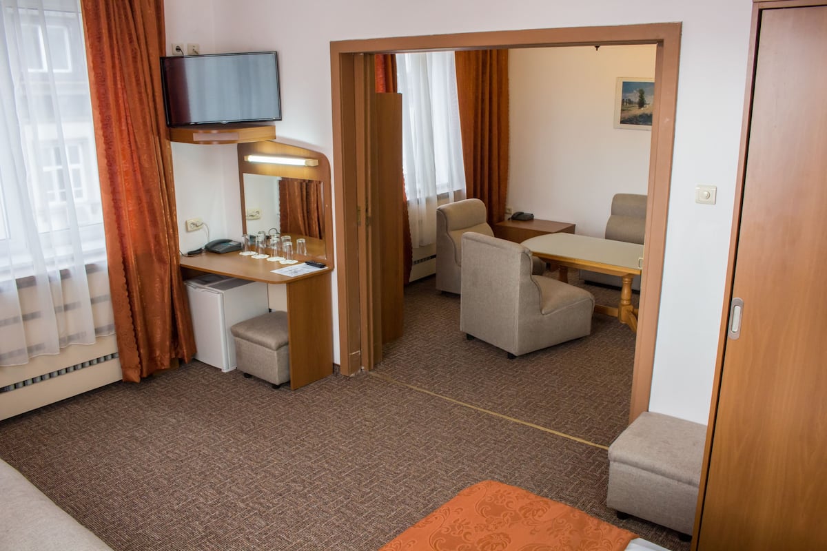 Suite, 1 Bedroom | Living area