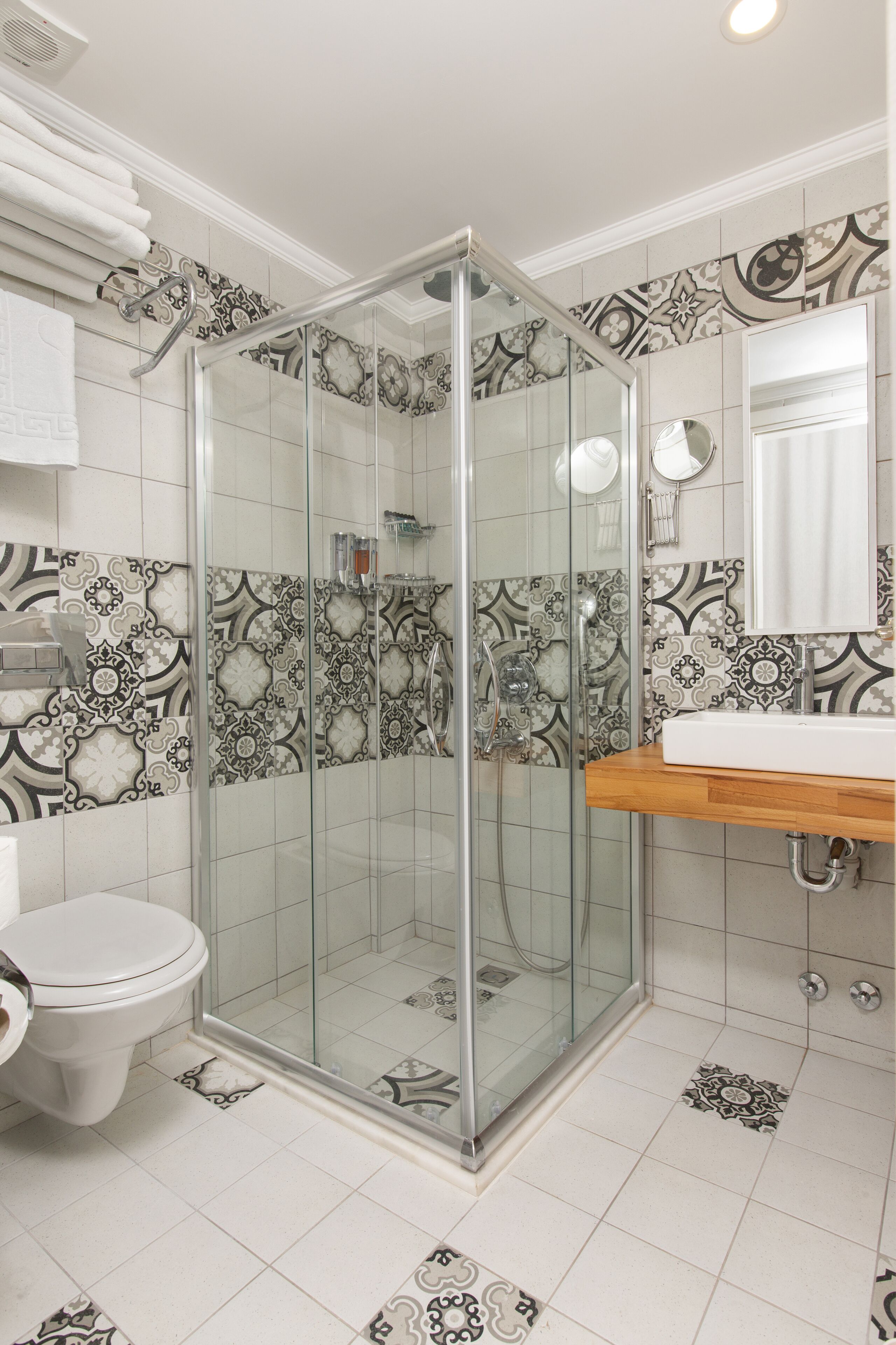 deluxe room, 1 queen bed with sofa bed, partial sea view | 1 bedroom, in-room safe, free wifi, bed sheets