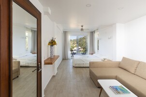 Deluxe-herbergi - 1 meðalstórt tvíbreitt rúm með svefnsófa - sjávarsýn að hluta | Öryggishólf í herbergi, ókeypis þráðlaus nettenging, rúmföt