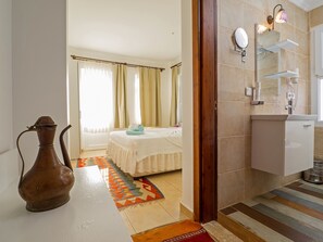 Habitació Deluxe, 1 llit de matrimoni i sofà llit, vistes parcials al mar | Caixa forta a l'habitació, wifi gratuïta i roba de llit 