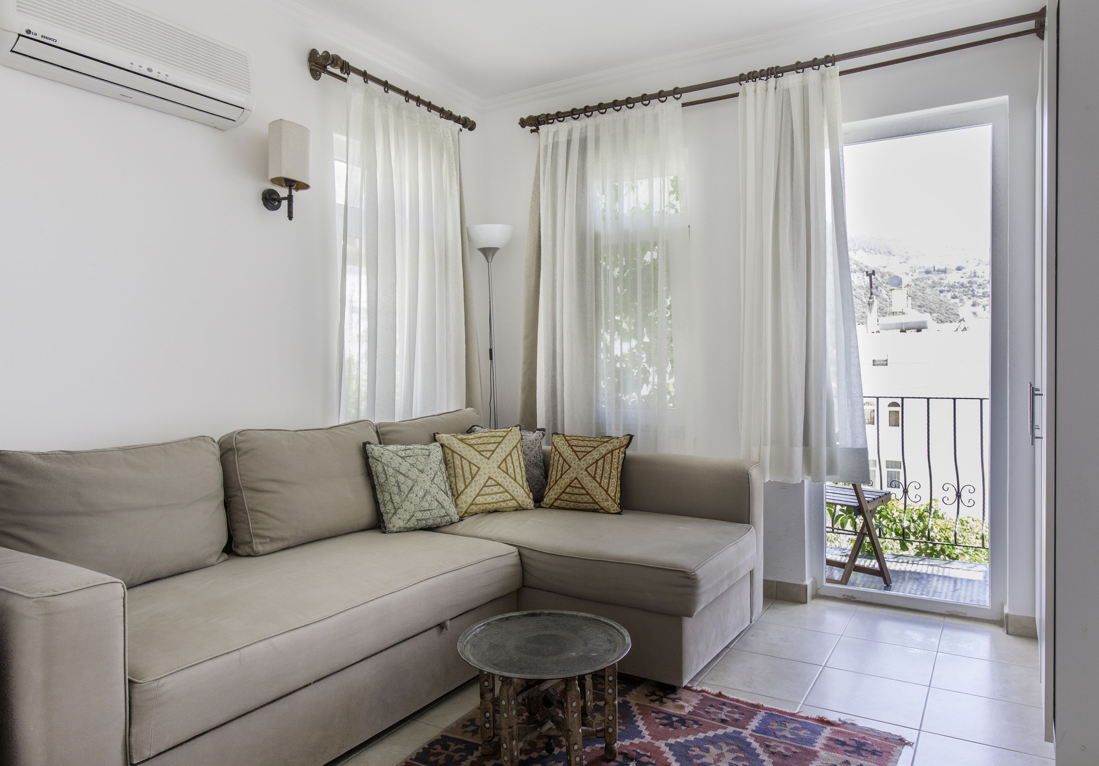 deluxe room, 1 queen bed with sofa bed | living room