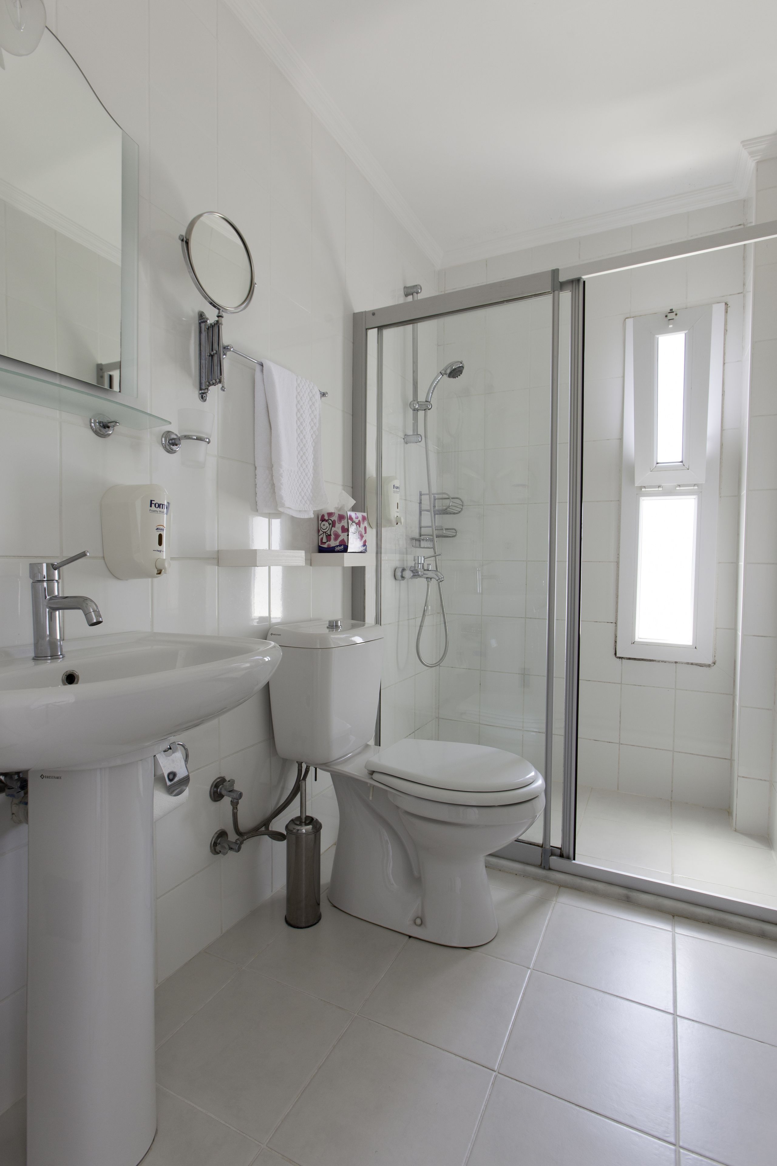 Une salle de bain moderne avec un lavabo, des toilettes et une douche à parois de verre.