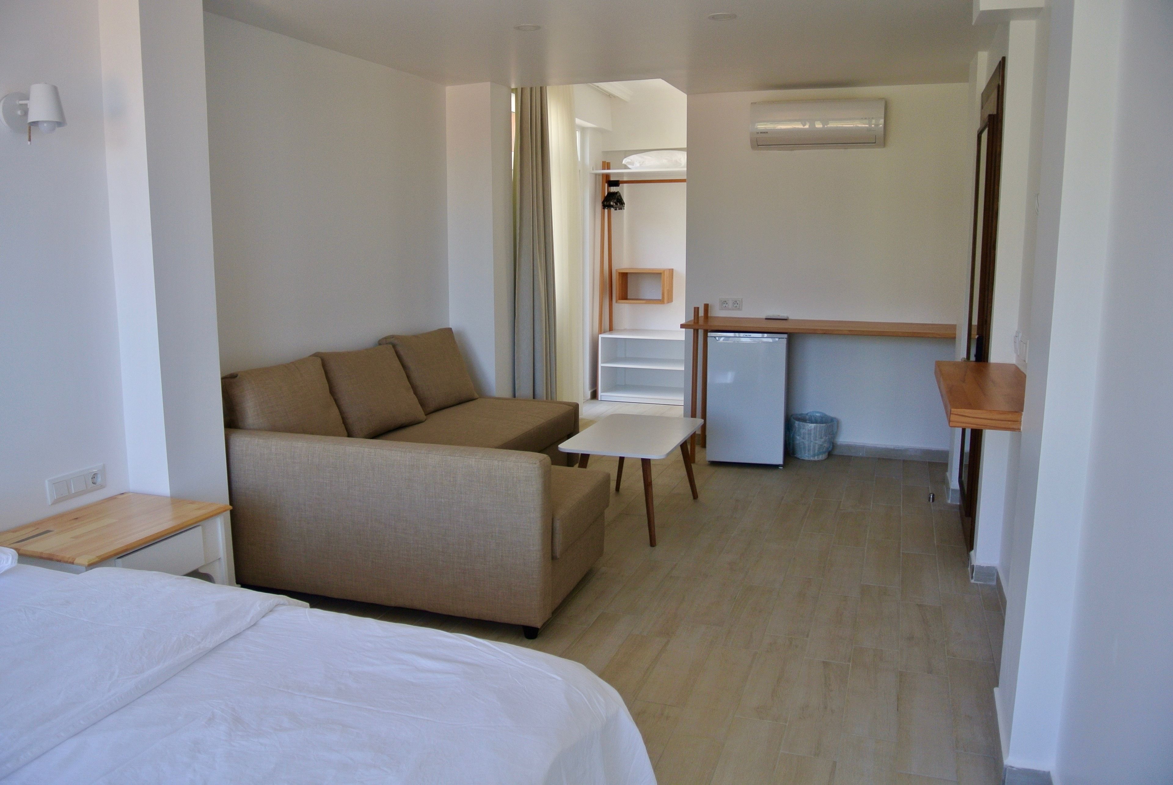 deluxe room, 1 queen bed with sofa bed, partial sea view | 1 bedroom, in-room safe, free wifi, bed sheets