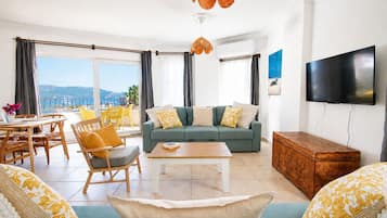 Hideaway Apartment with Sea View | Wohnbereich