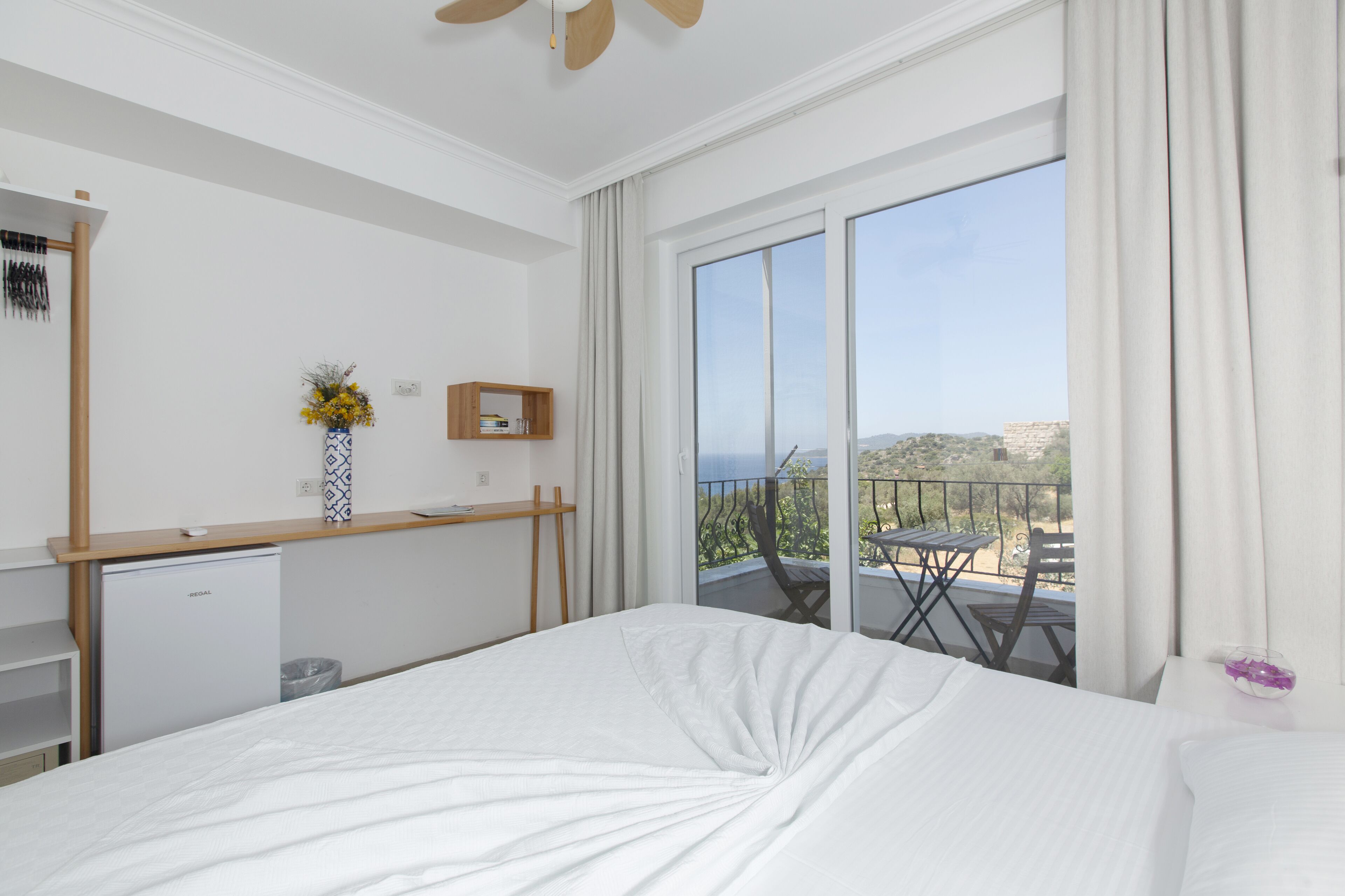 double room, partial sea view | 1 bedroom, in-room safe, free wifi, bed sheets