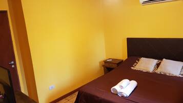 Quarto casal luxo, varanda | Wi-Fi de cortesia