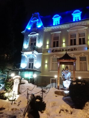 Front of property – evening/night - Pension Edinburgh (Marianske Lazne)
