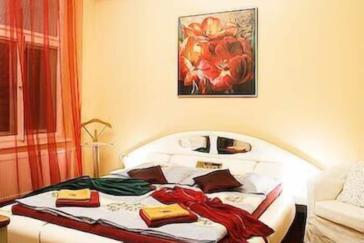 single room | minibar, in-room safe, desk, rollaway beds