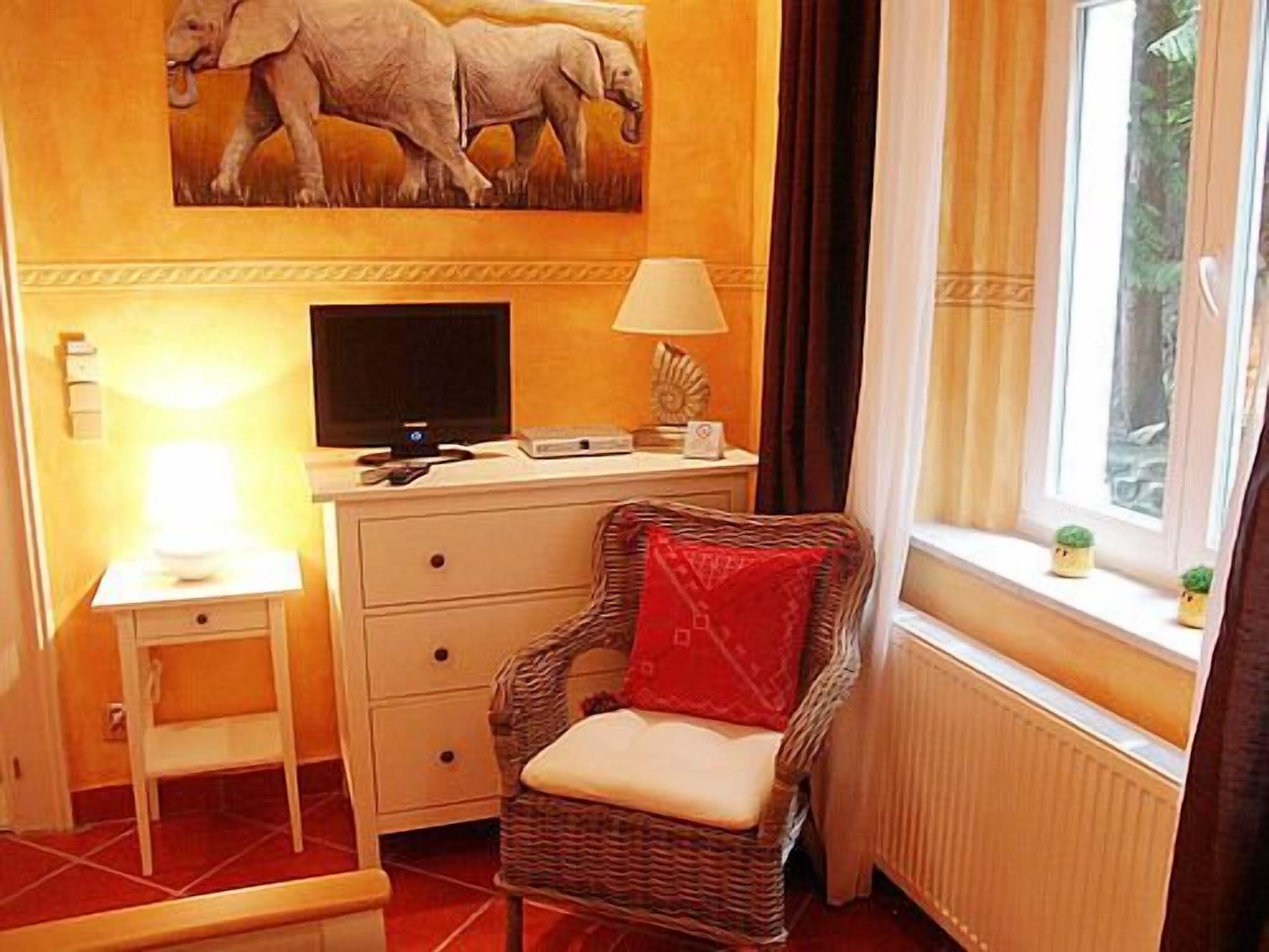 Minibar, Zimmersafe, Schreibtisch, Zustellbetten