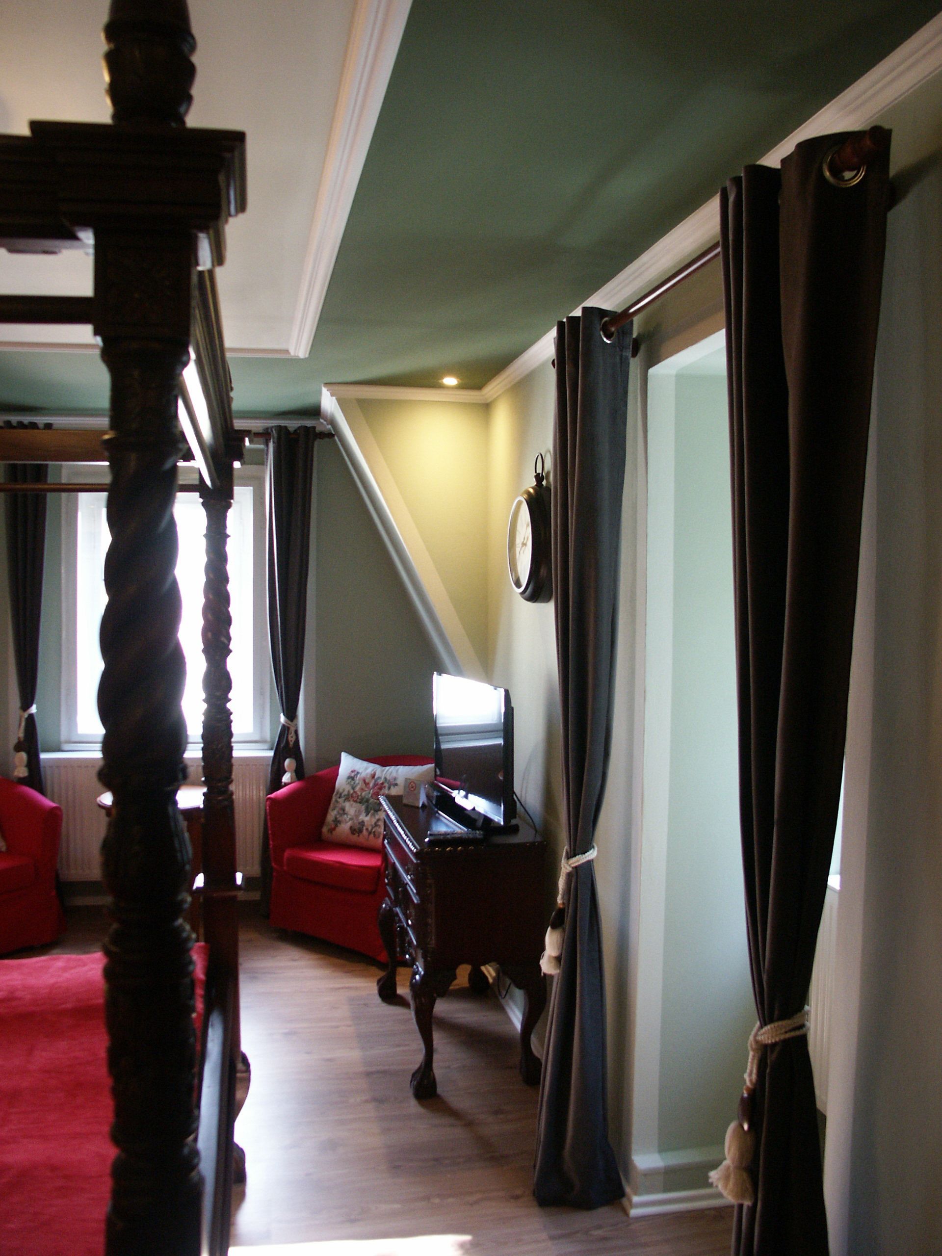 double room | minibar, in-room safe, desk, rollaway beds