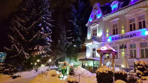 Un edificio cubierto de nieve con un letrero que dice "Eau de Burgh".