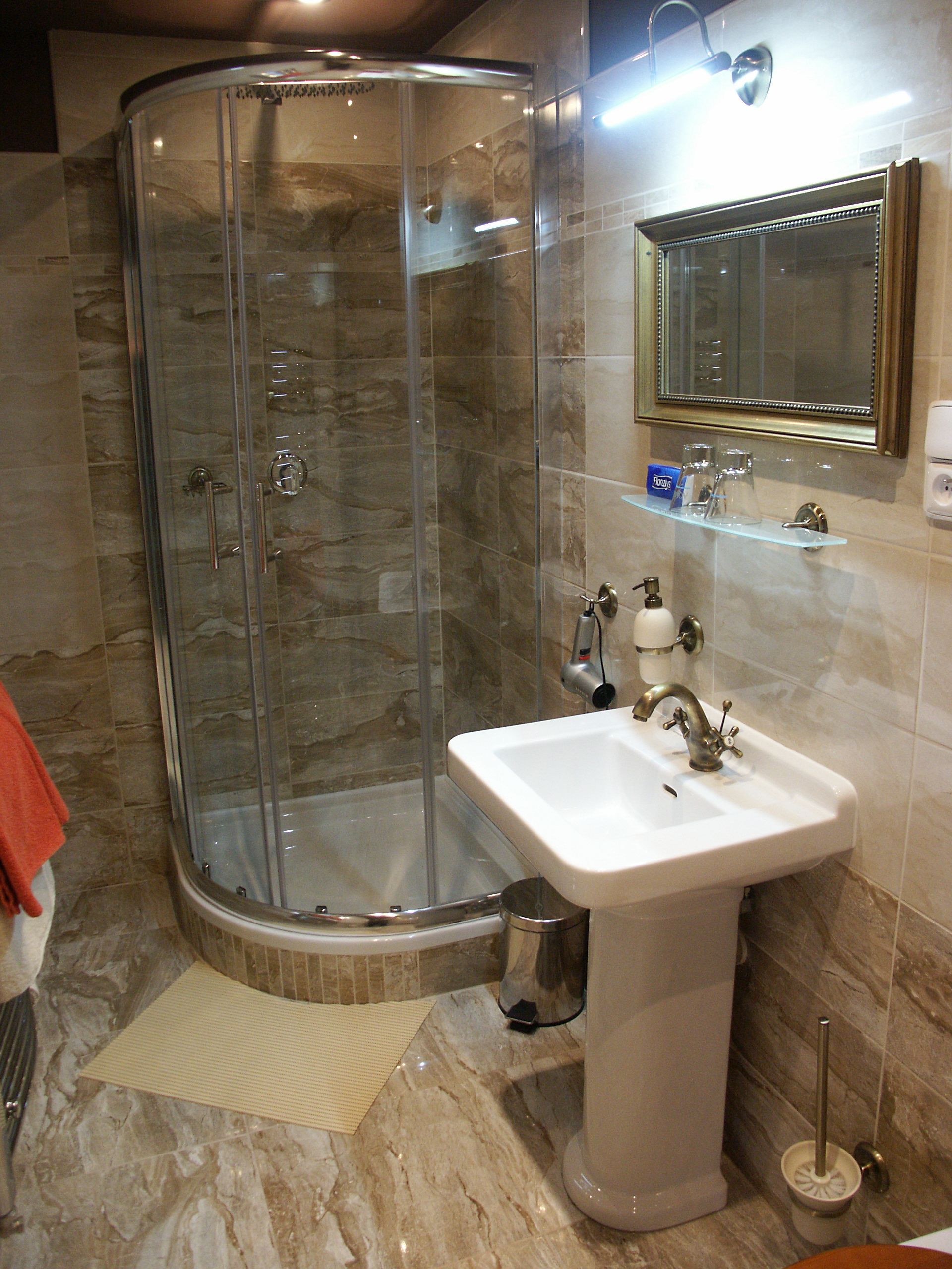 double room | bathroom | free toiletries, hair dryer, bathrobes, towels