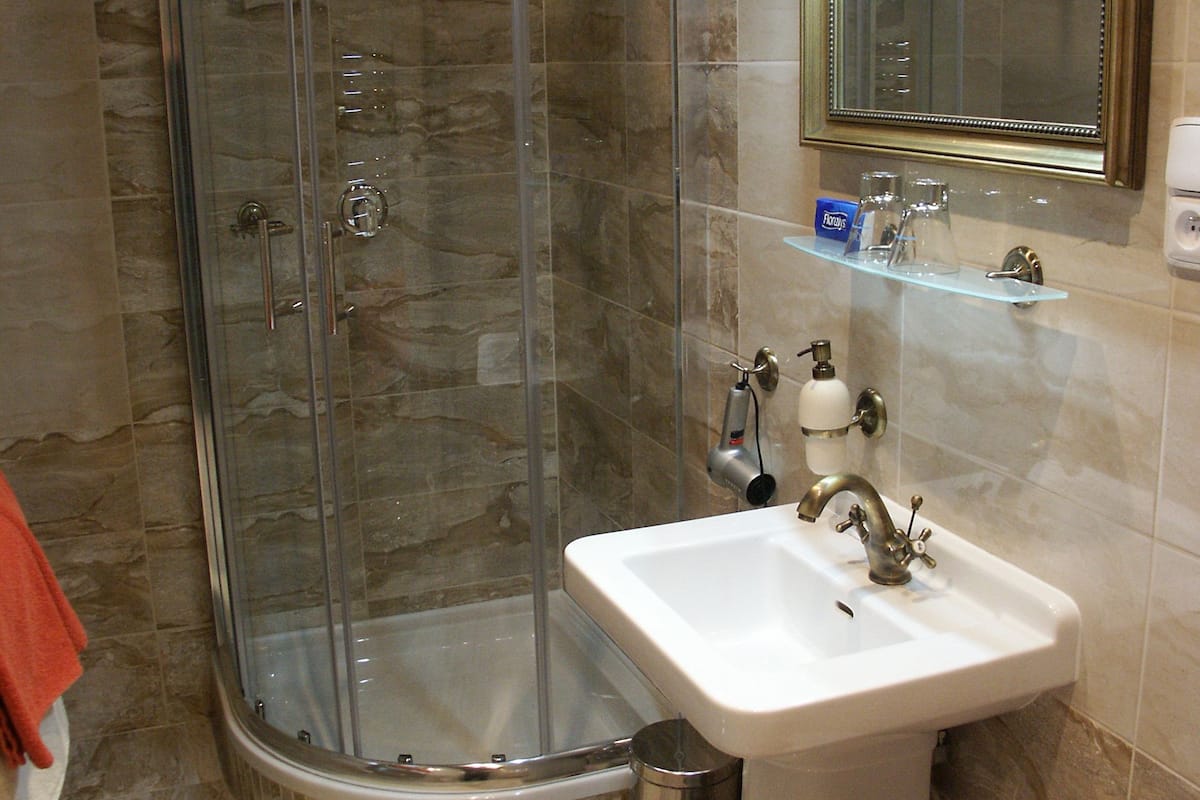 double room | bathroom | free toiletries, hair dryer, bathrobes, towels