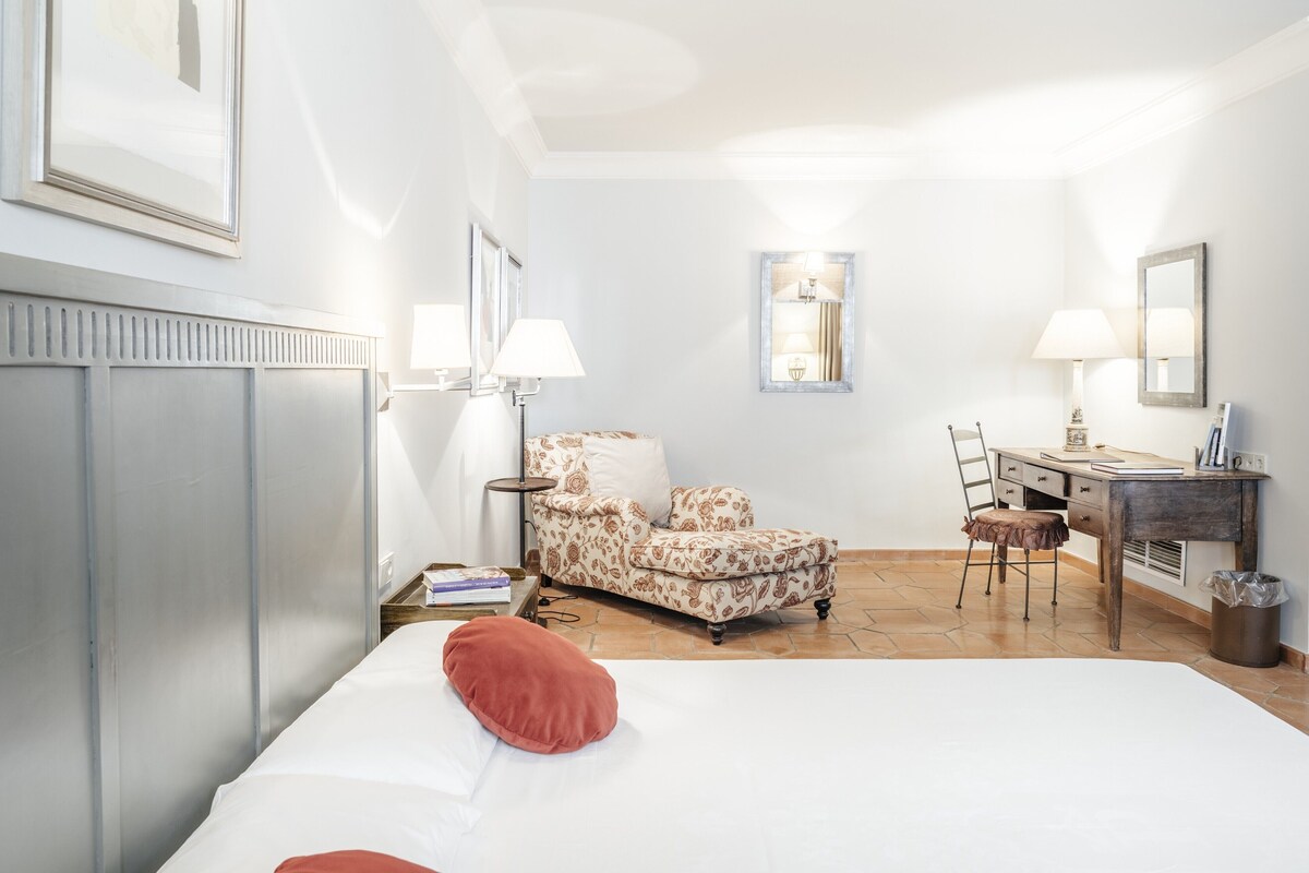 Sengetøy av topp kvalitet, minibar, safe på rommet og skrivebord