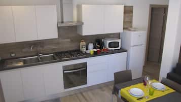 Standard Apartment | Private kitchen | Cookware/dishes/utensils