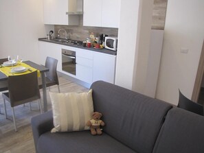 Standard Apartment | Living room | 23-inch TV with digital channels - Residence Villa Margherita (Brenzone sul Garda)
