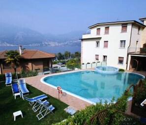 Seasonal outdoor pool, pool umbrellas, pool loungers - Residence Villa Margherita (Brenzone sul Garda)