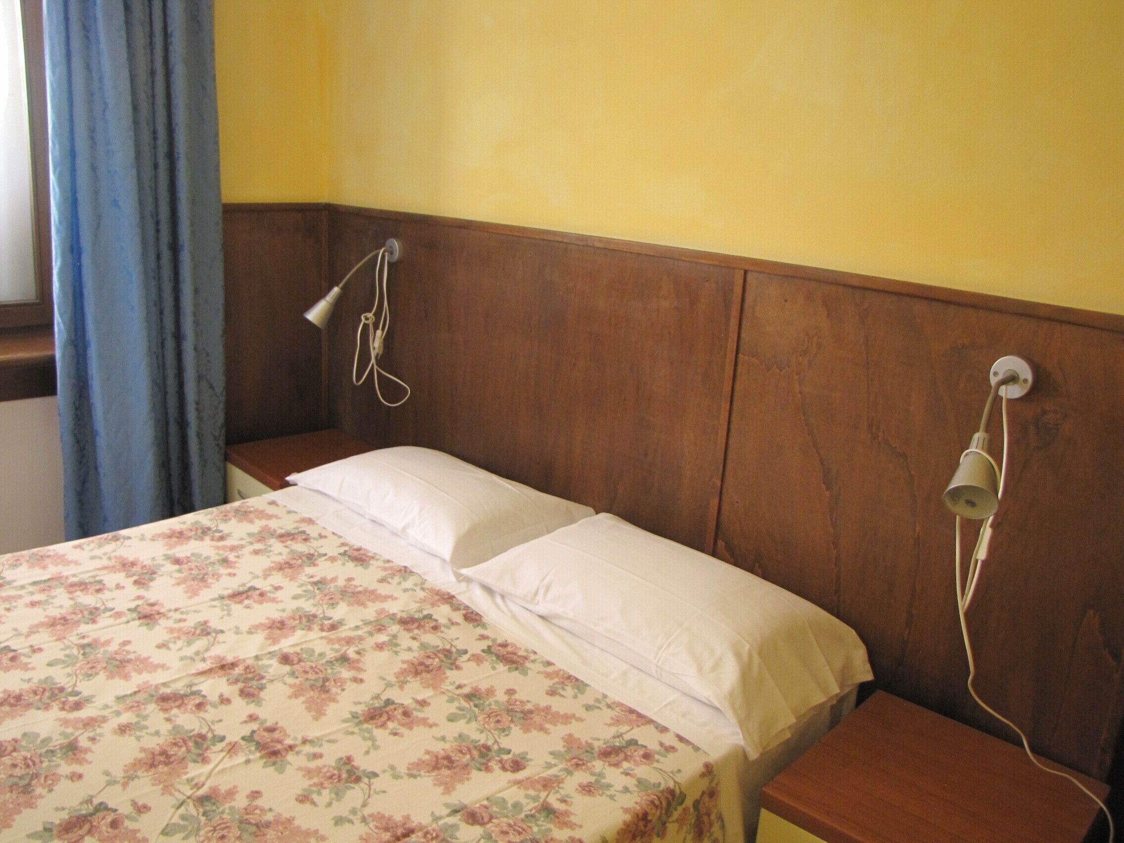 Espacio para trabajar con un portátil, wifi gratis, ropa de cama