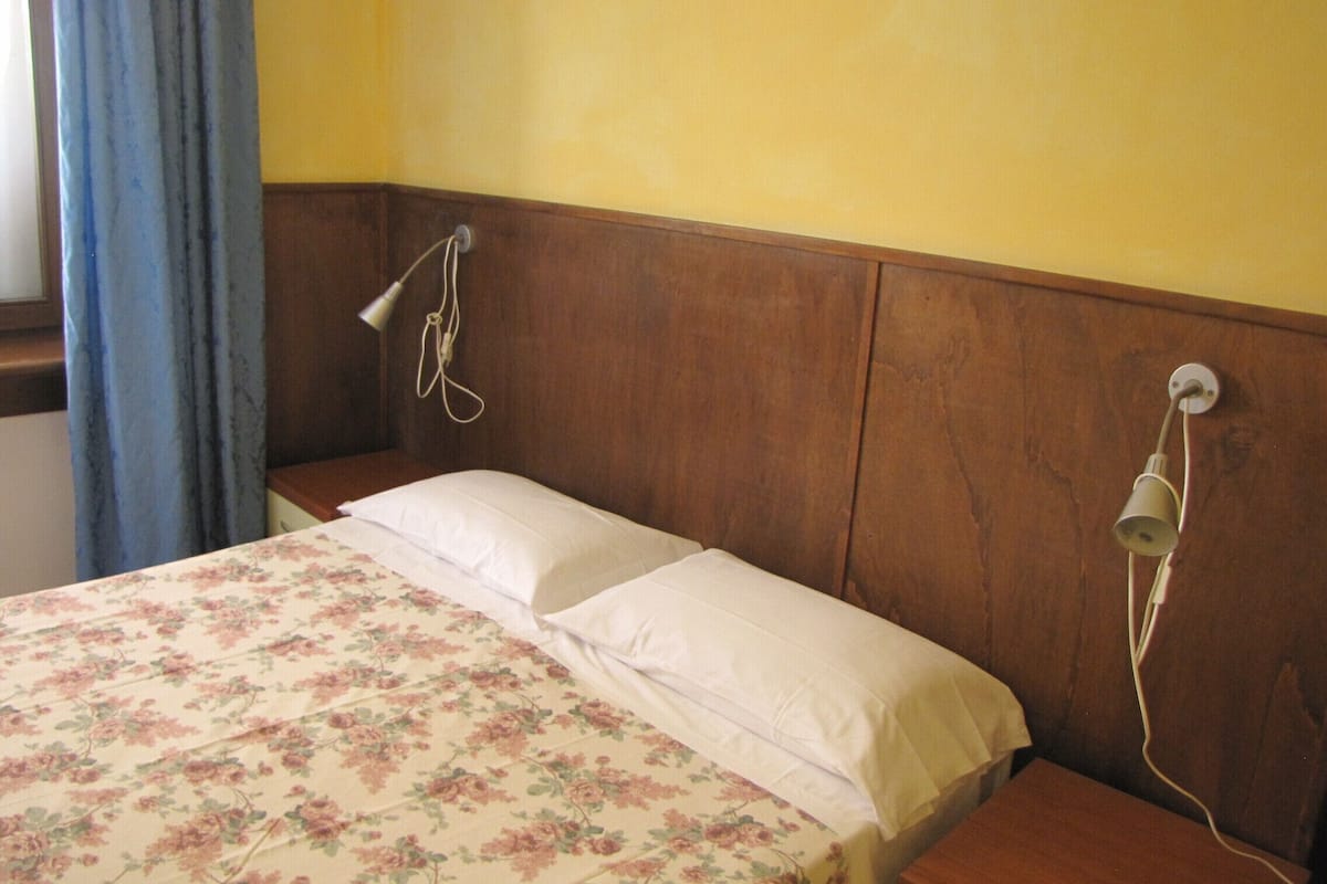 Laptop workspace, free WiFi, bed sheets