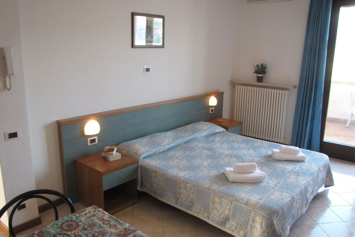 Laptop workspace, free WiFi, bed sheets