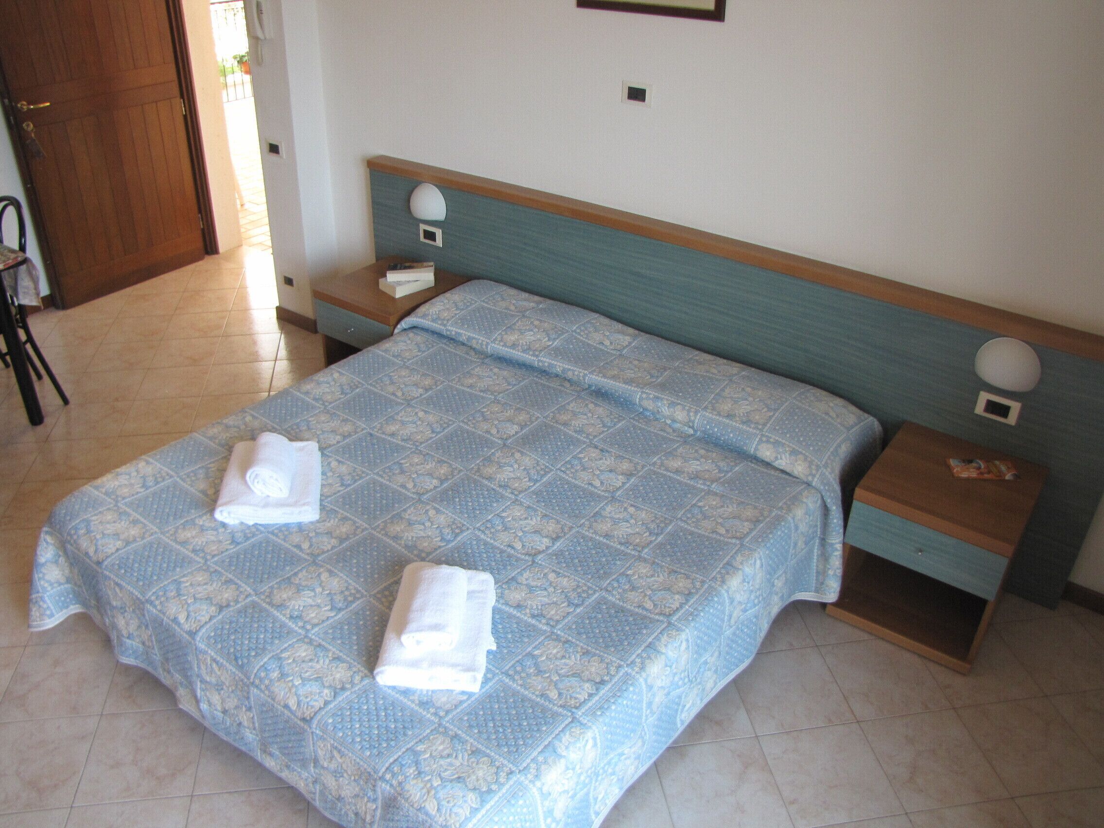 Espacio para trabajar con un portátil, wifi gratis, ropa de cama
