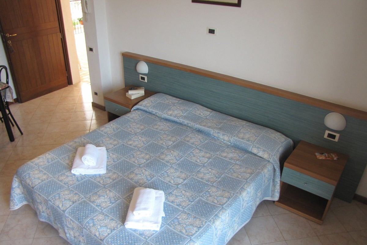 Laptop workspace, free WiFi, bed sheets